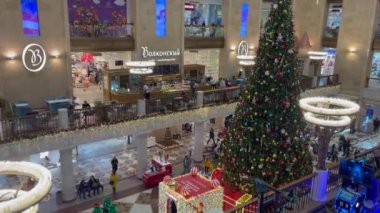 Moskova, Rusya, 26 Aralık 2020. Merkez Çocuk Mağazası 'nın Yeni Yıl Şenliği Dekorasyonu