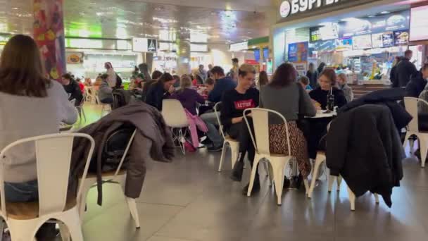 2020年12月26日，俄罗斯莫斯科。中央儿童商店的内部。人们在菜馆里休息和吃饭 — 图库视频影像