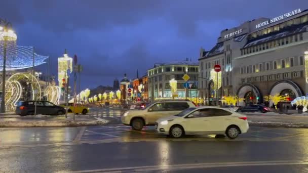 Μόσχα, Ρωσία, 26 Δεκεμβρίου 2020. Χειμερινό αστικό τοπίο. Skyline της πλατείας Lubyanka στην εορταστική διακόσμηση του νέου έτους — Αρχείο Βίντεο