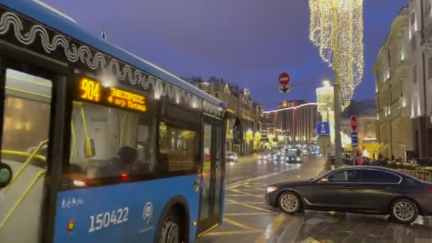 MOSKAU, RUSSLAND, im Dezember 2020. Winterlandschaft. Menschen und Autos befahren die Okhotny Ryad Street, eine der zentralen Straßen der Stadt. — Stockvideo