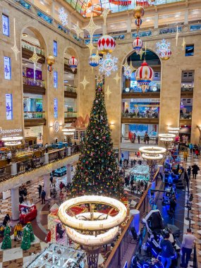 Moskova, Rusya, 26 Aralık 2020. Merkez Çocuk Mağazası 'nın Yeni Yıl Şenliği Dekorasyonu