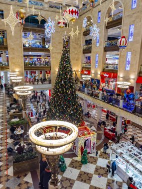 Moskova, Rusya, 26 Aralık 2020. Merkez Çocuk Mağazası 'nın Yeni Yıl Şenliği Dekorasyonu