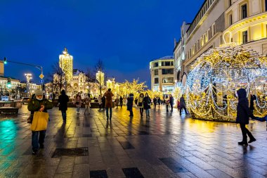 Moskova, Rusya, 26 Aralık 2020. Kış şehir manzarası. Lubyanka Meydanı 'nın gökyüzü Yeni Yıl dekorasyonu