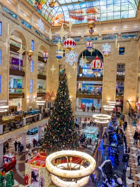 Moskova, Rusya, 26 Aralık 2020. Merkez Çocuk Mağazası 'nın Yeni Yıl Şenliği Dekorasyonu