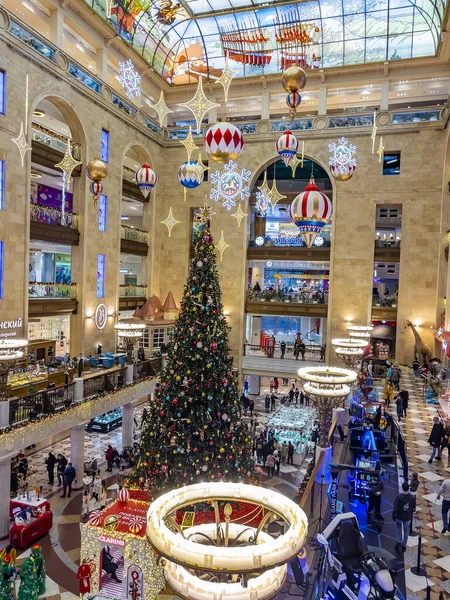 Moskova, Rusya, 26 Aralık 2020. Merkez Çocuk Mağazası 'nın Yeni Yıl Şenliği Dekorasyonu