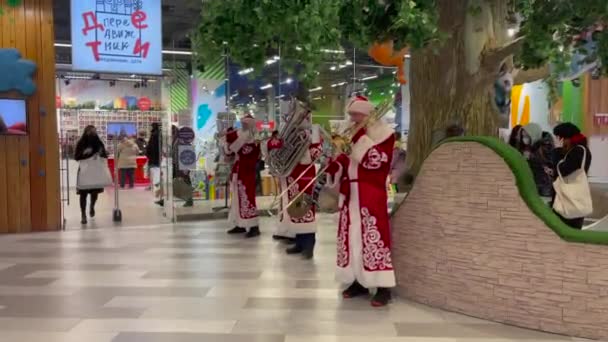 Moscou, Russie, le 26 décembre 2020. Intérieur du magasin central pour enfants. Orchestre de Ded Morozov divertit les visiteurs du grand magasin — Video