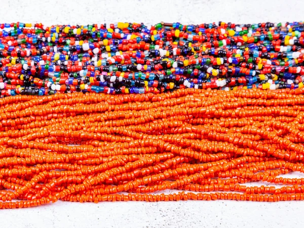様々な色の滴で作られた美しいビーズ — ストック写真