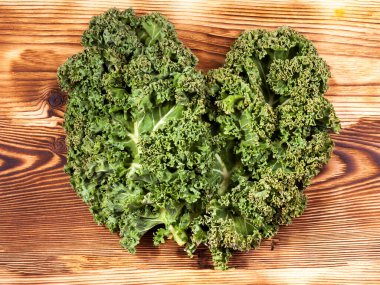 Masada taze lahana yaprağı salatası var. Düz yatıyordu 