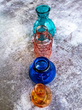 Masadaki kozmetik ürünleri için klasik cam şişeler. Düz yatıyordu