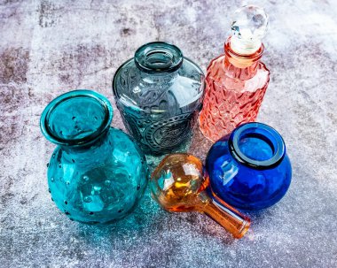 Masadaki kozmetik ürünleri için klasik cam şişeler. Düz yatıyordu