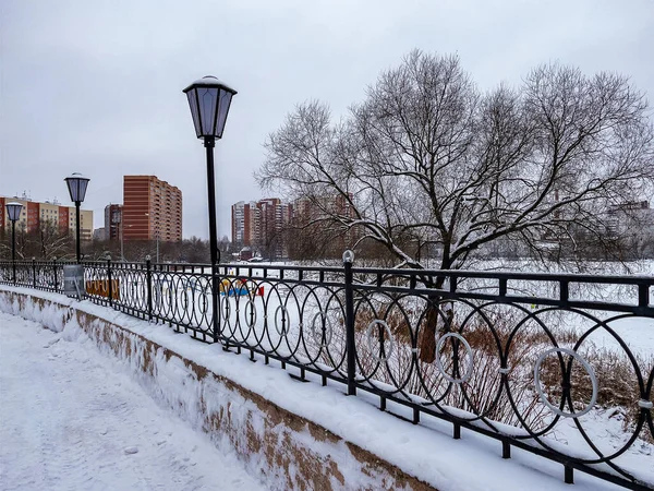 Pushkino Russie Janvier 2021 Paysage Urbain Hivernal Côte Rivière Serebryanka — Photo