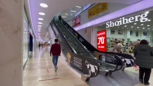 Pushkino, Russia, January 21, 2021. Interior of a modern shopping center. Escalator in trading hall — Stock video