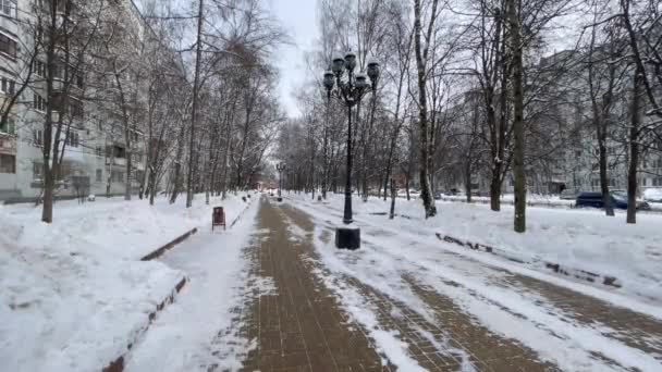 Pushkino, Rússia, 14 de janeiro de 2021. Vista de uma avenida coberta de neve — Vídeo de Stock