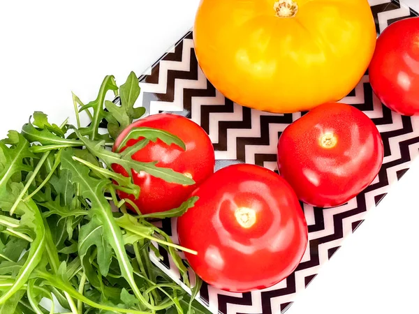 Zdrowa Żywność Czerwone Żółte Pomidory Liście Rukoli Prostokątnym Talerzu — Zdjęcie stockowe