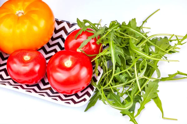 Comida Tomates Vermelhos Amarelos Folhas Arugula Uma Chapa Retangular — Fotografia de Stock