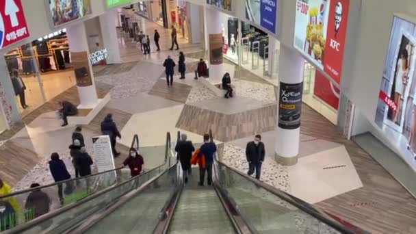 Pushkino, Rusia, 30 de enero de 2021. Interior de un moderno centro comercial. Escalera mecánica para compradores — Vídeos de Stock