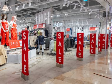 Pushkino, Rusya, 30 Ocak 2021. Modern bir alışveriş merkezinin içi.