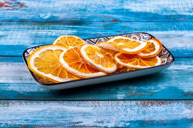 Dikdörtgen bir tabakta kurumuş portakal dilimleri