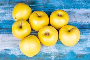 Lezzetli taze yeşil elmalar masada