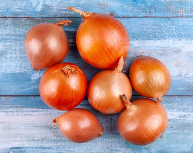 Masada taze soğanlar.