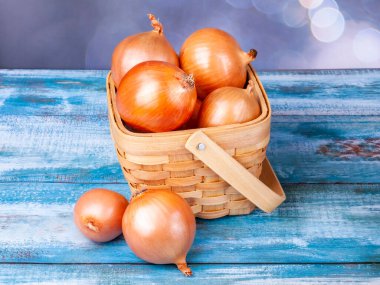 Masada taze soğanlar var.