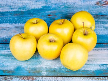 Masada taze, taze, sarı elmalar.