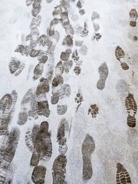 Kışın karla kaplı bir pistte ayak izleri.