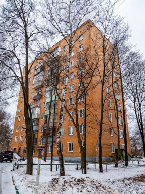 Pushkino, Rusya, 5 Mart 2020. Kış şehri manzarası. Serebryanka küçük bölgesinde konut binaları ve ağaçlar.