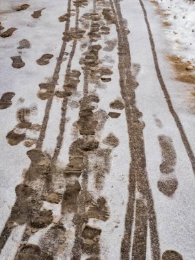 Pushkino, Rusya, 5 Mart 2020. Kış şehri manzarası. Serebryanka küçük bölgesinde konut binaları ve ağaçlar.