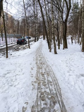 Pushkino, Rusya, 5 Mart 2021. Kış şehri manzarası. Serebryanka küçük bölgesinde konut binaları ve ağaçlar.