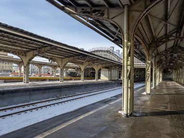 St. Petersburg, Rusya, 7 Mart 2021. Vitebsk tren istasyonu, şehirdeki en eski tren istasyonu. Çatı altındaki platformlar 