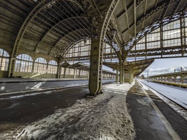 St. Petersburg, Rusya, 7 Mart 2021. Vitebsk tren istasyonu, şehirdeki en eski tren istasyonu. Çatı altındaki platformlar 