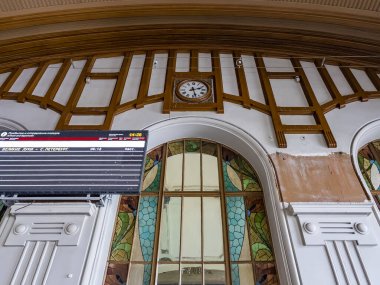 St. Petersburg, Rusya, 7 Mart 2021. Vitebsk tren istasyonu, şehirdeki en eski tren istasyonu. Bekleme salonunun iç dekorasyonu