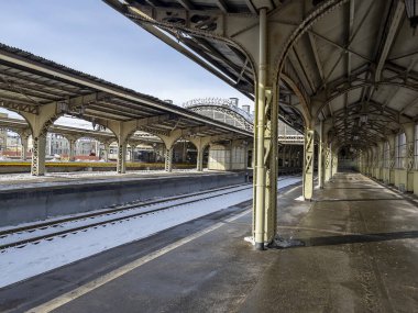 St. Petersburg, Rusya, 7 Mart 2021. Vitebsk tren istasyonu, şehirdeki en eski tren istasyonu. Çatı altındaki platformlar 