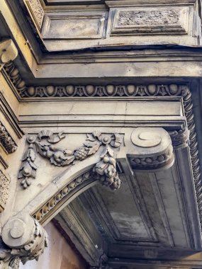 St. Petersburg, Rusya, 6 Mart 2021. Şehrin tarihi bölümünde, bir binanın ön cephesinin bir parçası..