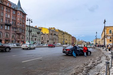 Saint Petersburg, Rusya, 6 Mart 2021. Ligovsky şehrin ana caddesinden birini arıyor.