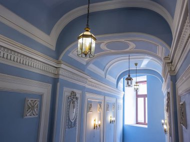 St. Petersburg, Rusya, 7 Mart 2021. Şehrin tarihi bölümündeki eski bir apartmanın lobisinde otantik dekorun unsurları.