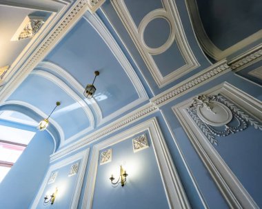 St. Petersburg, Rusya, 7 Mart 2021. Şehrin tarihi bölümündeki eski bir apartmanın lobisinde otantik dekorun unsurları.