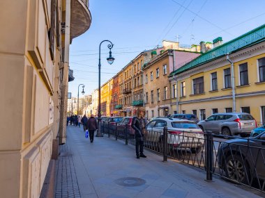 St. Petersburg, Rusya, 7 Mart 2021. Şehrin tarihi bölgesindeki cadde manzarası.