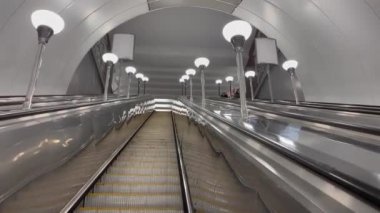 Saint Petersburg Rusya, 13 Temmuz 2020. Metro istasyonunun içi. Yürüyen yürüyen merdivendeki insanlar.