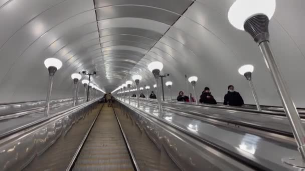Pietari Venäjä Heinäkuuta 2020 Metroaseman Sisätilat Ihmiset Liikkuvassa Liukuportaassa — kuvapankkivideo