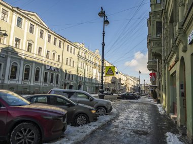 St. Petersburg, Rusya, 7 Mart 2021. Şehrin tarihi bölgesindeki cadde manzarası.
