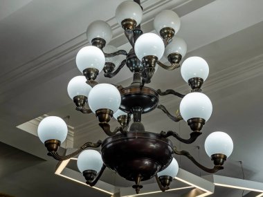 Saint Petersburg, Rusya, 13 Haziran 2020. Nevsky prospect 'teki ünlü kitapçının içi. Ticaret katında güzel bir avize.