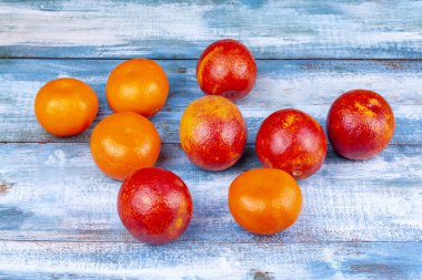 Masada taze portakallar ve mandalinalar var.