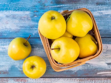 Masada taze, taze, sarı elmalar.