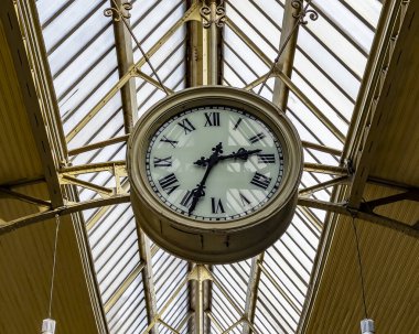 St. Petersburg, Rusya, 7 Mart 2021. Vitebsk tren istasyonu, şehirdeki en eski tren istasyonu. Bekleme salonunun iç dekorasyonu