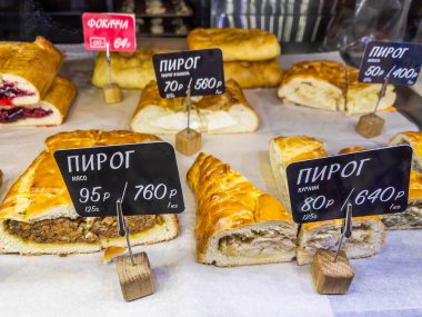 Lezzetli ekmekler tezgahın üzerine serilmiştir