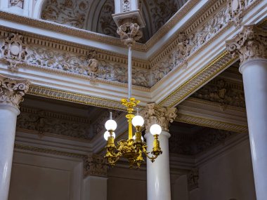 St. Petersburg, Rusya, 7 Mart 2021. Fontanka Nehri 'nin kenarındaki Shuvalov Sarayı' ndaki Faberge Müzesi 'nin lobisi.