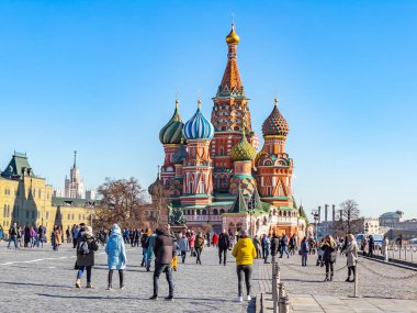 MOSCOW, Rusya, 25 Mart 2021. St. Kubbeleri Basil Katedrali (Pokrovsky Katedrali) şehir sembollerinden biridir.. 