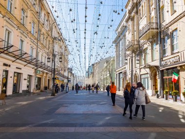 Moskova, Rusya, 25 Mart 2021. Kamergerskyi pereulok geleneksel mimari çevresiyle tipik bir Moskova caddesidir.. 